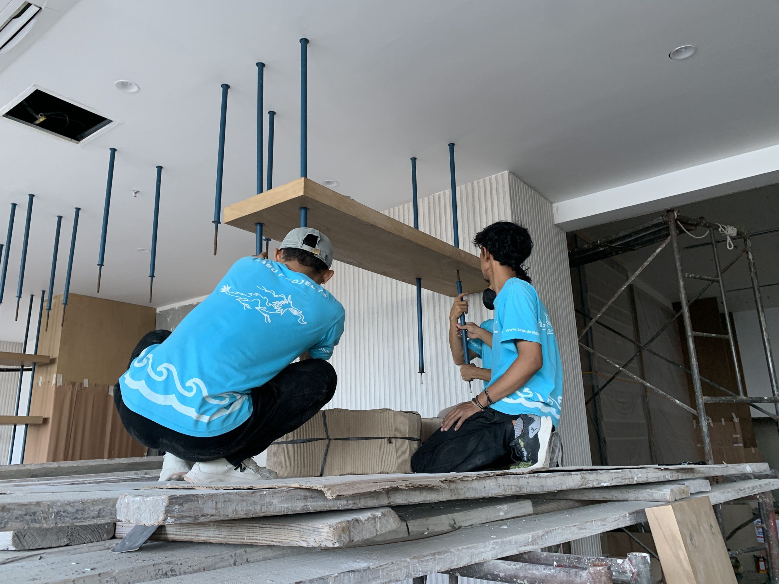 Photo3_tabuDesign_InstallationTeam_Shelf